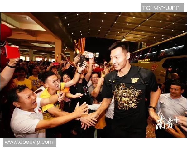 福州足球明星重返故乡共庆足球盛事点燃球迷热情