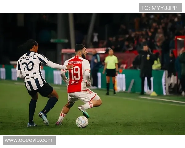 埃因霍温主场迎战国际米兰双方争夺欧战小组出线关键战役