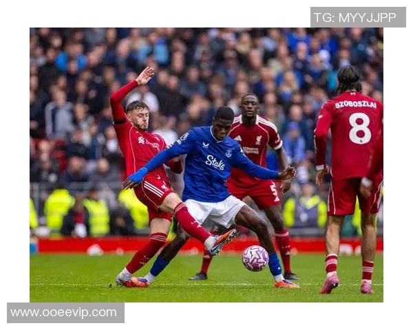 足球明星在比赛中跪滑的精彩瞬间展现运动员的拼搏精神与激情